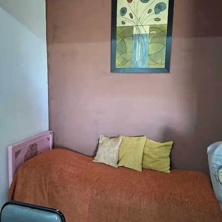 艾琳娜斯公寓 *